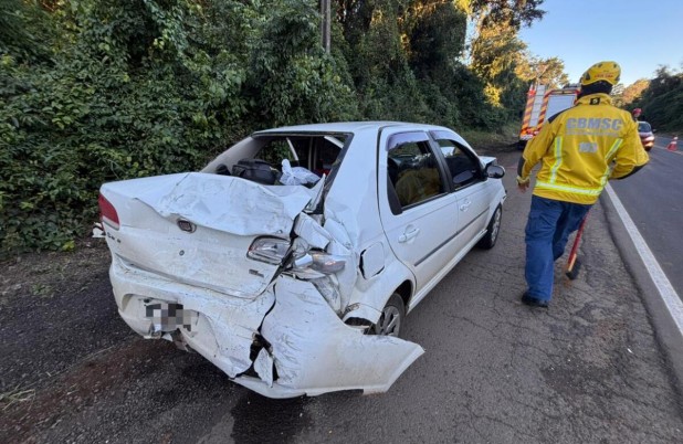Engavetamento entre carreta e dois carros deixa uma pessoa ferida na BR-163