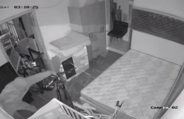 Ladrão quebra vidraça de estabelecimento e furta bicicleta durante a madrugada