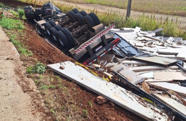 Capotamento de carreta deixa dois feridos na BR-163