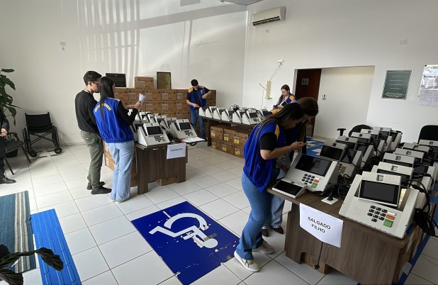 Urnas eletrônicas são lacradas e carregadas no Fórum Eleitoral de Barracão