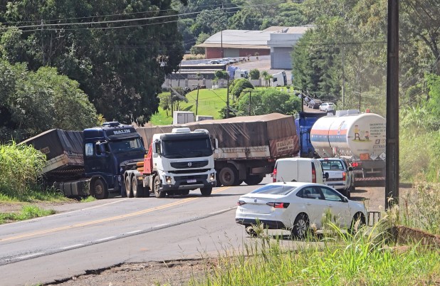 Caos na Serra do BNH: vídeo mostra carreta travada e trânsito bloqueado na BR-163