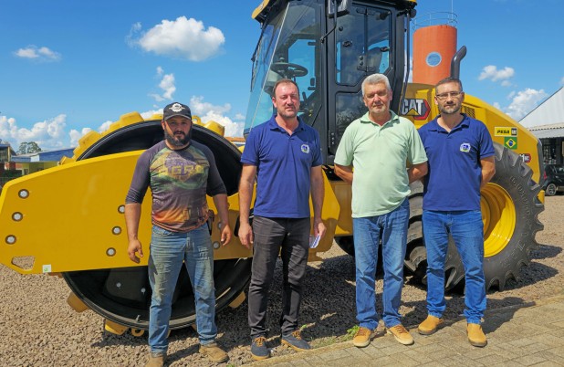 Município recebe novo rolo compactador para reforçar infraestrutura
