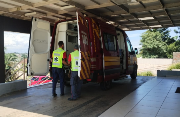 Homem de 38 anos é ferido por golpes de faca em via pública