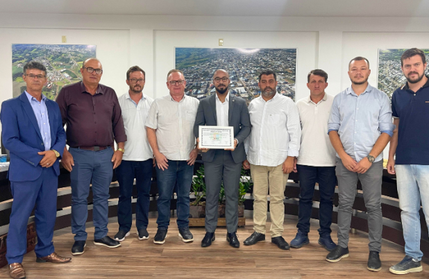 Legislativo entrega moções de aplauso ao juiz Esdras Murta Bispo e ao Rotary Club