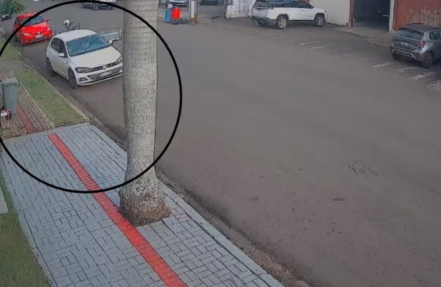 Motociclista bate em carro estacionado e foge; câmeras registram acidente