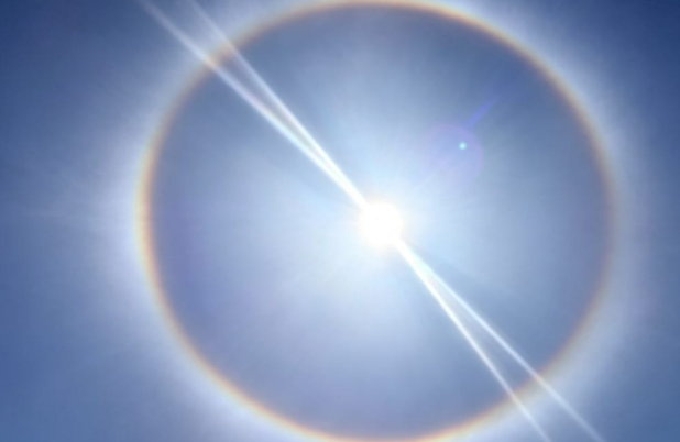 Halo solar chama a atenção de moradores e colore o céu nesta terça-feira