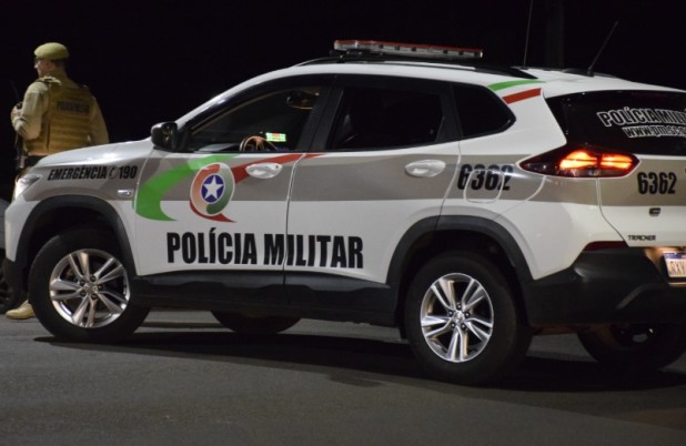 Mulher é presa após ameaçar familiares com faca durante ocorrência de violência doméstica