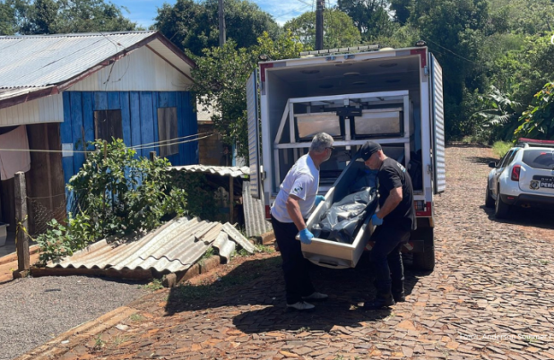 Casal é encontrado morto dentro de casa