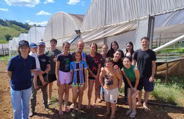 Acadêmicos de contábeis da UNETRI visitam propriedades rurais