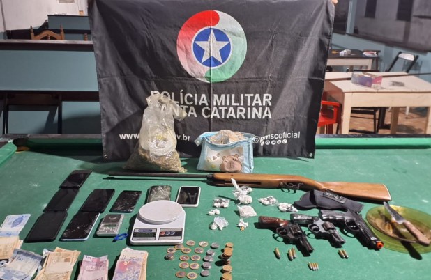 PM desarticula tráfico, apreende 62 gramas de cocaína, 703 gramas de maconha e mais de 8 mil reais