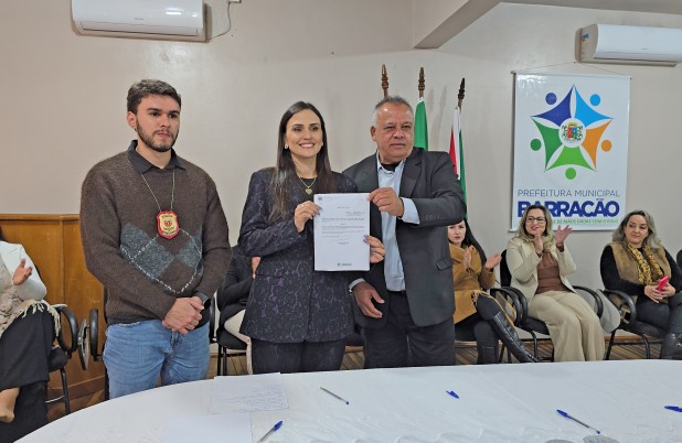 Luciane Garcia da Rosa assume Secretaria da Mulher em solenidade na Prefeitura
