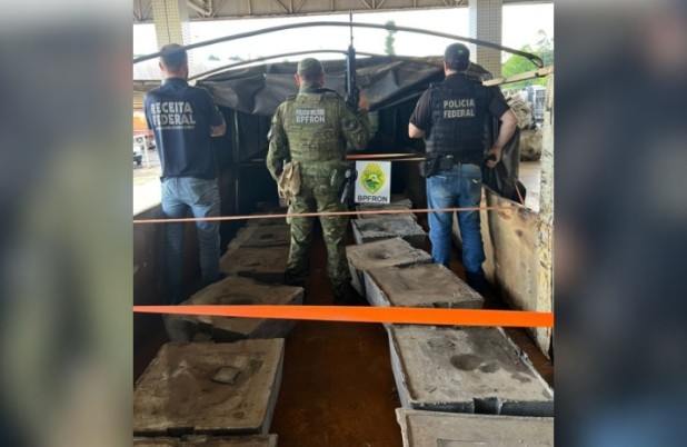 Carreta carregada com blocos de chumbo é apreendida em ação conjunta do BPFron, Polícia Federal e Receita Federal