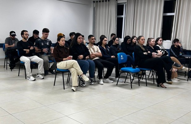 Empresário Ricardo Opolski compartilha com alunos da Unetri a aplicação da contabilidade na gestão empresarial