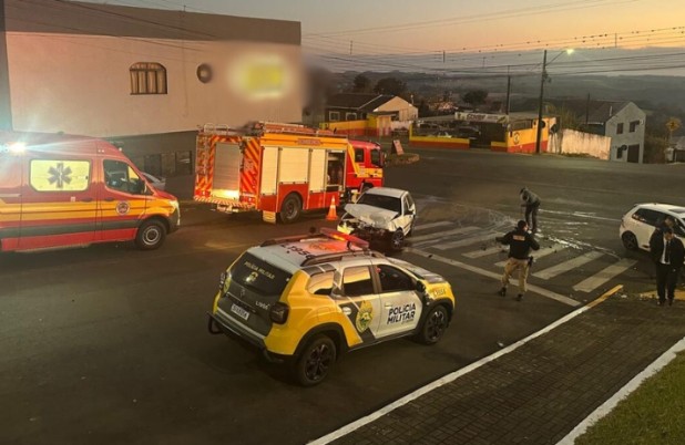 Colisão entre dois carros mobiliza bombeiros e SAMU