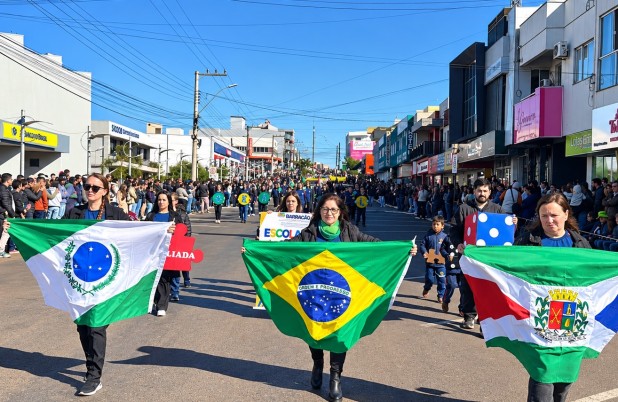 Desfile de 7 de Setembro reúne grande público e celebra 204 anos da Independência do Brasil