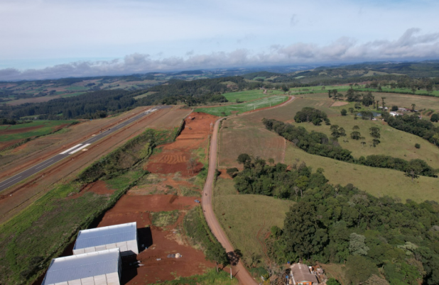 Parceria entre Prefeitura e Governo do Estado garante 7 quilômetros de asfalto entre o Bairro Aeroporto e a Linha Campinho