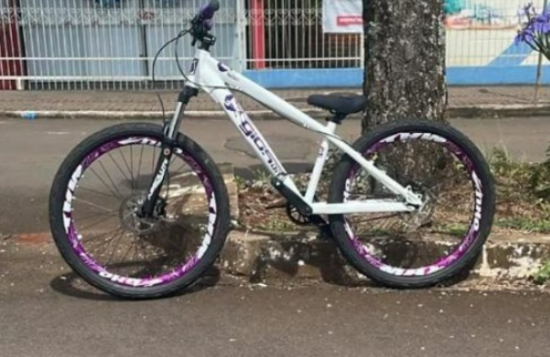 Homem escala muro e furta bicicleta de residência