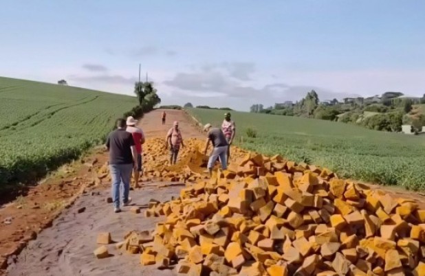 Calçamento na comunidade de sede marina avança e atende demanda histórica