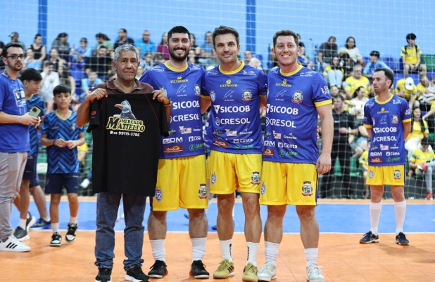 Mercado Matiello patrocina jogo festivo com o craque Falcão