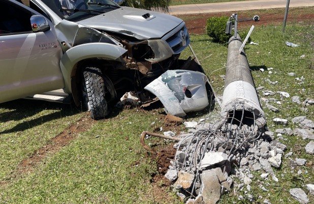 Hilux atinge poste de videomonitoramento no trevo do Centro de Eventos