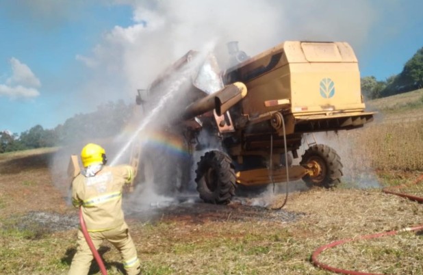 Colheitadeira pega fogo durante trabalho no interior do município