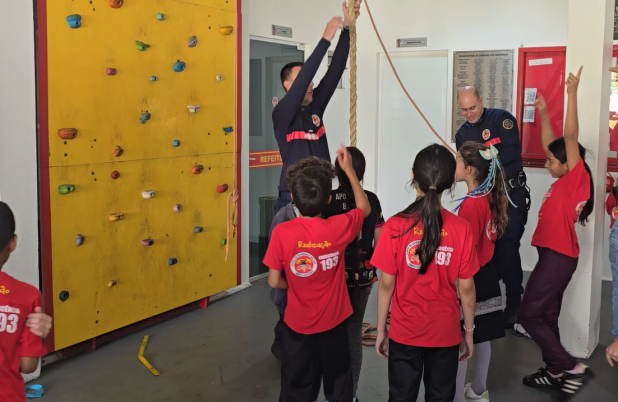 Alunos do Projeto Bombeiro Mirim participam de tarde de aprendizado e diversão no quartel