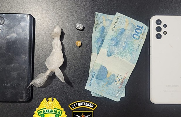 Duas pessoas são detidas por posse de drogas e suspeita de tráfico