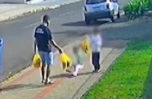 Vídeo mostra pai chutando filha de 3 anos em via pública; caso é investigado em Francisco Beltrão