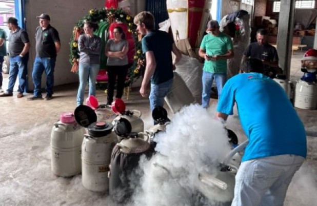 Secretaria de Agricultura entrega nitrogênio e materiais para produtores rurais