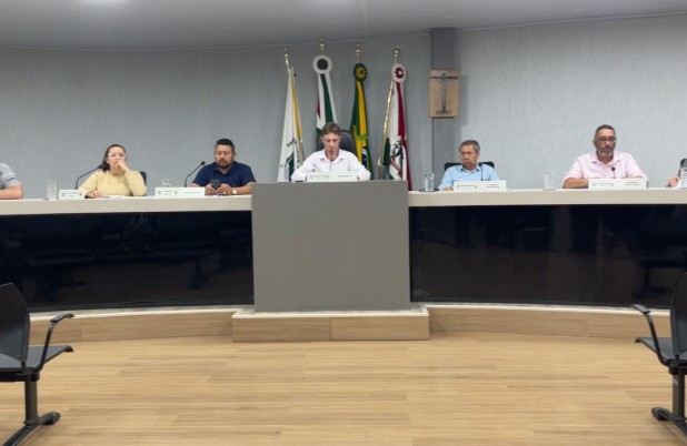 Câmara aprova aumento na taxa de limpeza de terrenos e projeto de Nego Carroceiro sobre pontos de táxi