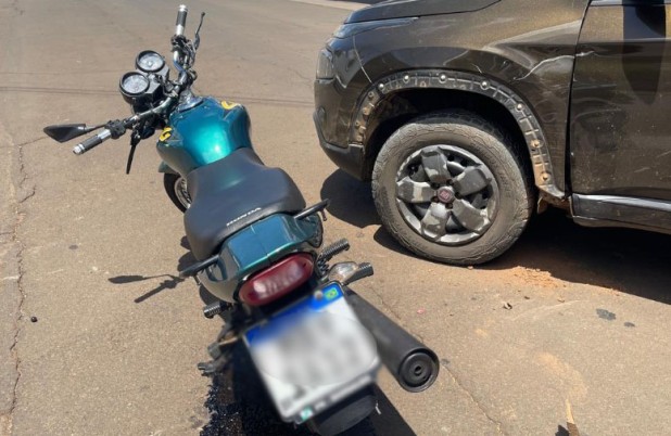 Motociclista fica ferido em colisão na Avenida Paraná