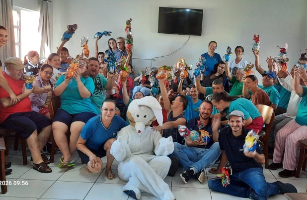 Alunos da APAE Zilda Arns recebem ovos de Páscoa do Rotary Club