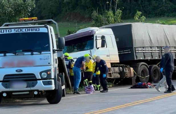 Colisão entre carreta e Uno deixa duas pessoas mortas na BR-163