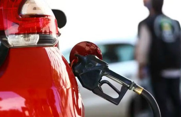 Preço médio da gasolina sobe até R$ 0,31 em cidades do Paraná, aponta ANP