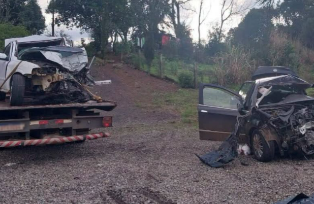 Colisão entre dois carros deixa quatro mortos e dois feridos no Paraná