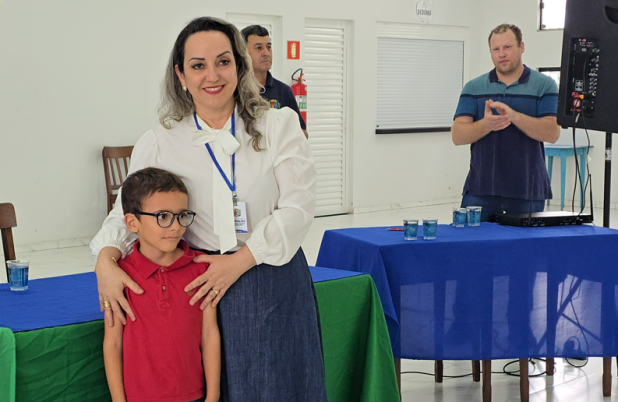 162 óculos são entregues a crianças e adolescentes pelo programa Bons Olhos Paraná
