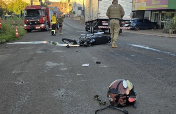 Motociclista morre após colisão entre moto e caminhão no centro da cidade