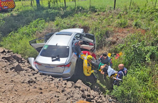 Família fica ferida após saída de pista e queda em barranco na BR-163