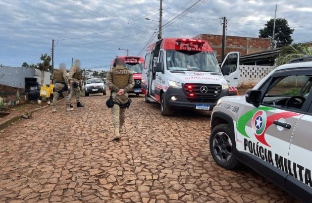 Homem invade festa, efetua disparos e deixa três pessoas feridas