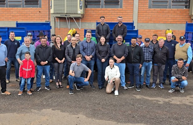 Administração entrega novos implementos agrícolas