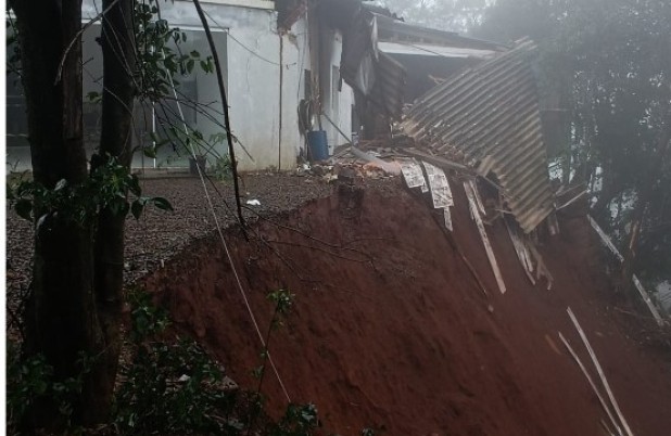 Queda de muro de contenção provoca deslizamento de terra e família deixa residência
