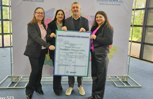 Escola Municipal Roberto Mazzocatto recebe Prêmio Alfabetiza Juntos por excelência na alfabetização
