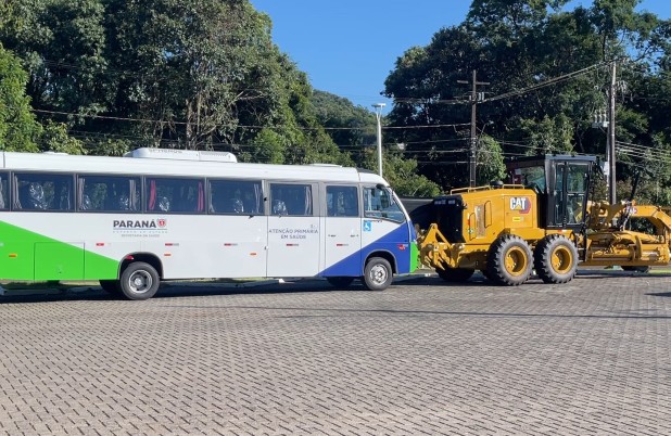 Município recebe motoniveladora e micro-ônibus de 37 lugares para reforçar serviços públicos