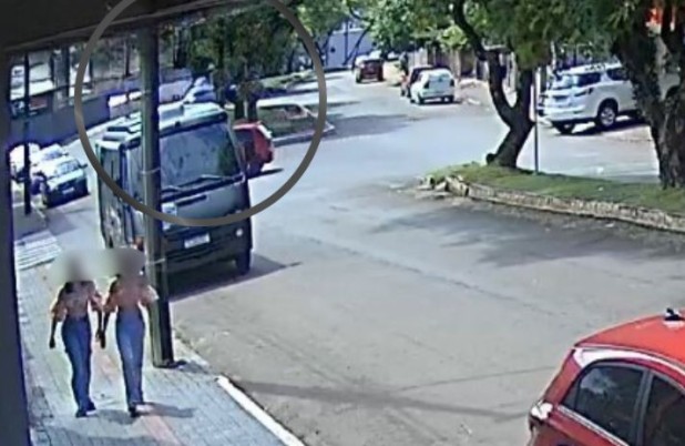 Carro sobe em rótula em construção na Avenida Paraná