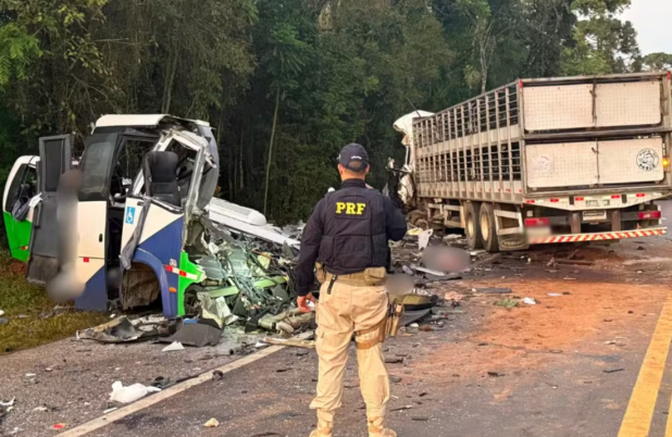 Acidente entre micro-ônibus e carreta deixa 22 mortos e cinco feridos