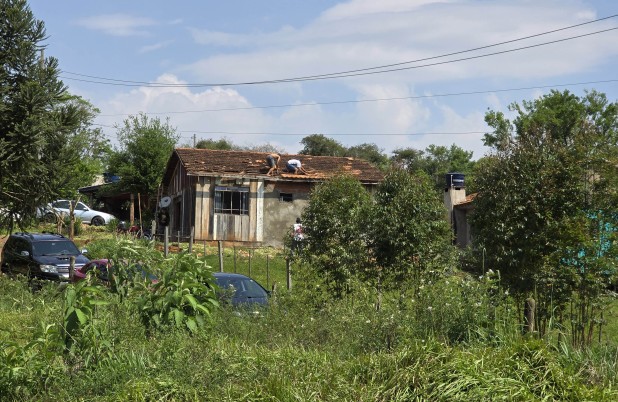 Fortes ventos causam destruição e deixam moradores em meio aos prejuízos