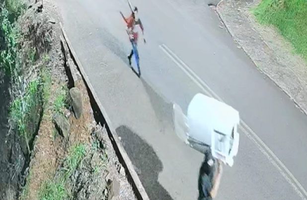 Trio invade casa e age em menos de um minuto no Centro de Dionísio Cerqueira