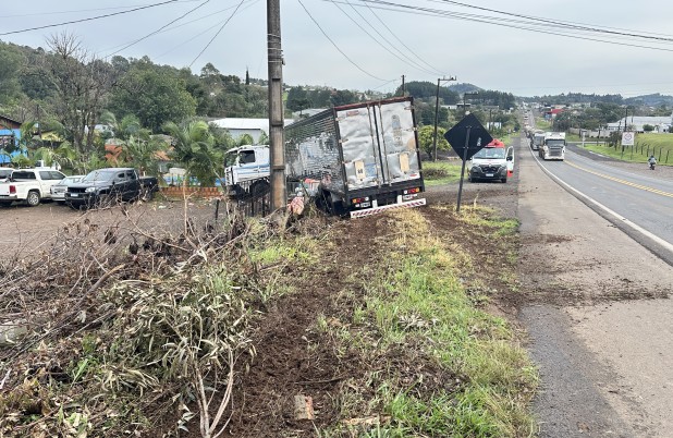 Carreta argentina fica sem freio na Serra do BNH e atinge muro de residência
