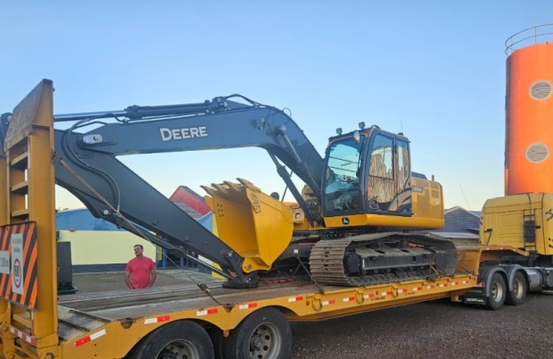 Nova escavadeira hidráulica reforça a Secretaria de Obras