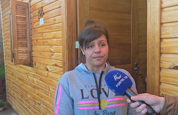 Depois de perder a filha, o marido e a mãe, Daniela enfrenta a vida sozinha e pede ajuda para dar mais dignidade às três filhas